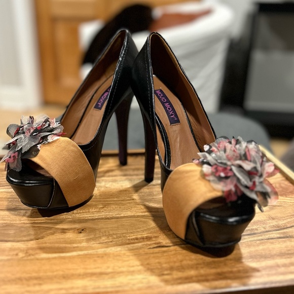 NWOT Mojo Moxy Tan/Black Platform Shoes with Floral Embellishment - Picture 2 of 9